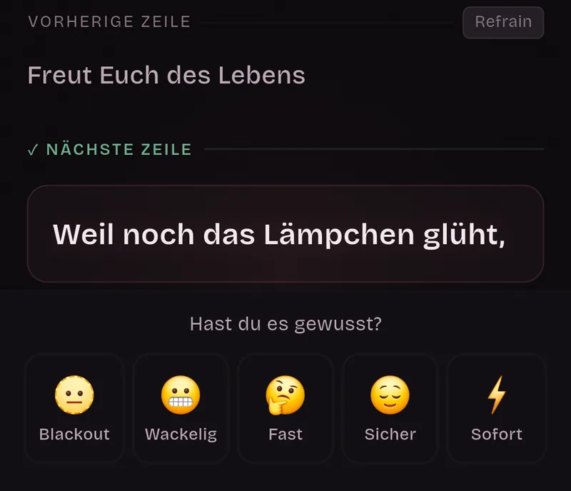 Die Übungskarte nach dem Tippen, im Refrain: die vorherige Zeile und die aufgedeckte nächste Zeile, „Weil noch das Lämpchen glüht,“. Darunter die Frage, ob du es gewusst hast, und fünf Gesichter zum Bewerten: Blackout, Wackelig, Fast, Sicher und Sofort.