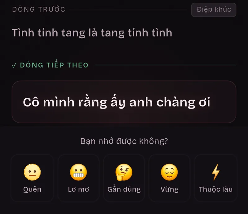 Thẻ luyện tập sau khi nhấn, ở điệp khúc: dòng trước và dòng tiếp theo đã hiện ra, “Cô mình rằng ấy anh chàng ơi”. Bên dưới là câu hỏi Bạn nhớ được không? và năm gương mặt để chấm: Quên, Lơ mơ, Gần đúng, Vững và Thuộc làu.